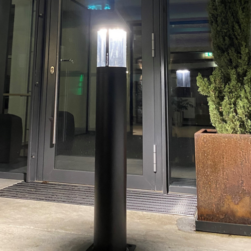 Stijlvolle LED bollard van SKWShop. Robuuste stalen afzetpaal met helder wit licht (4000K). Ideaal voor tuin, oprit of bedrijfsentree.